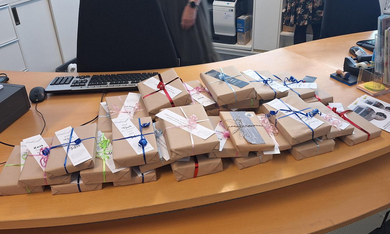 bücher verpackt als Geschenk