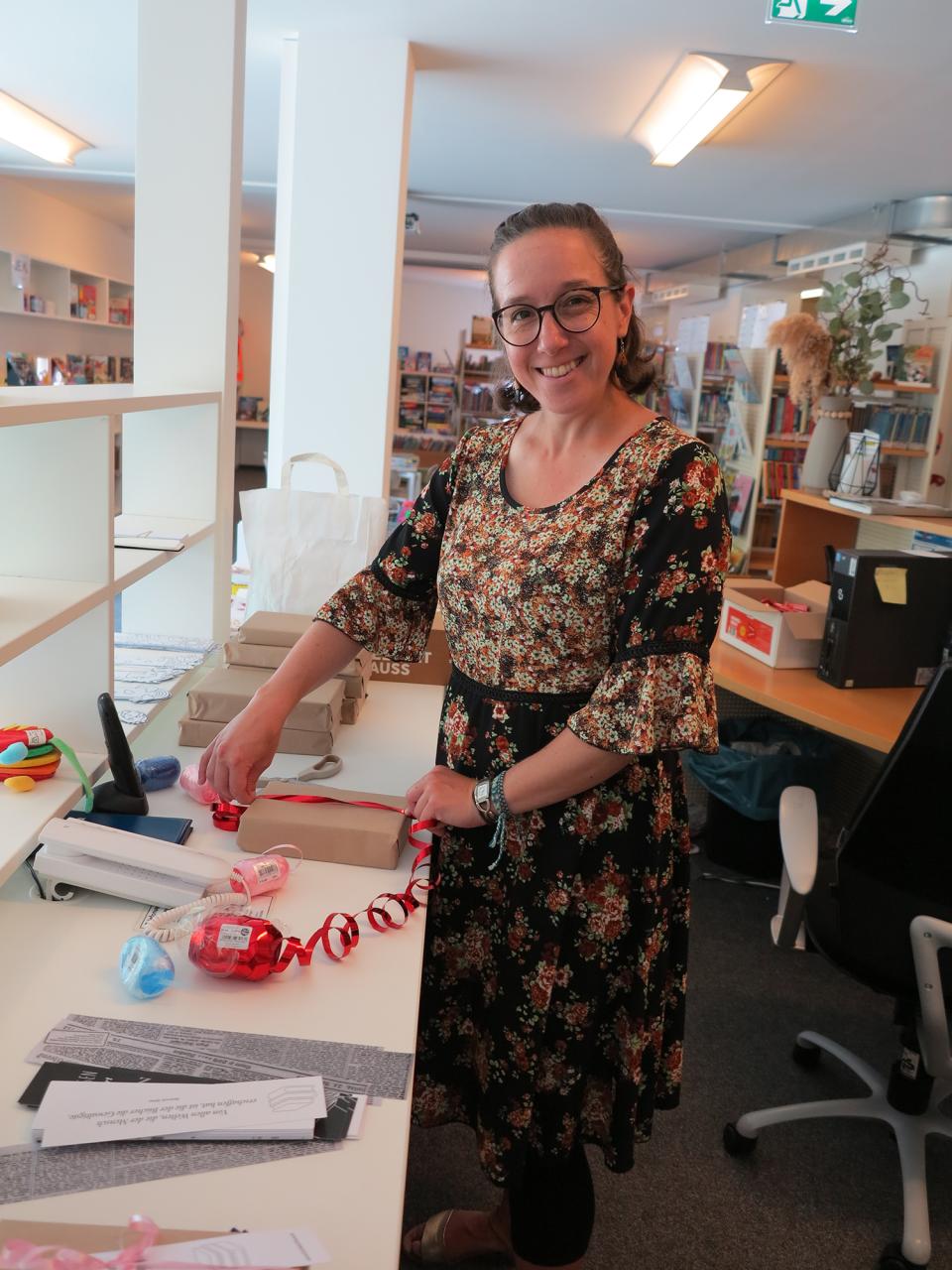 Tina beim Geschenke einpacken