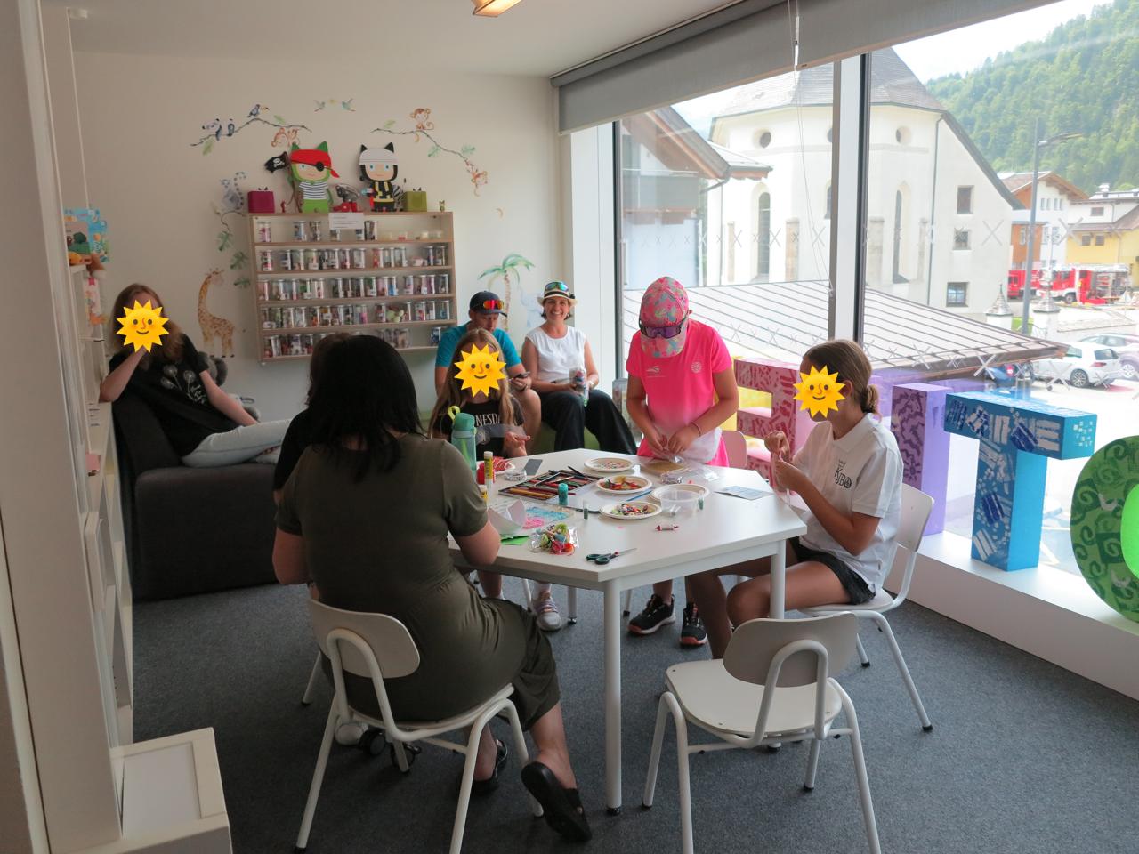 Kinder basteln ihre Lesezeichen