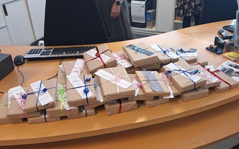 bücher verpackt als Geschenk